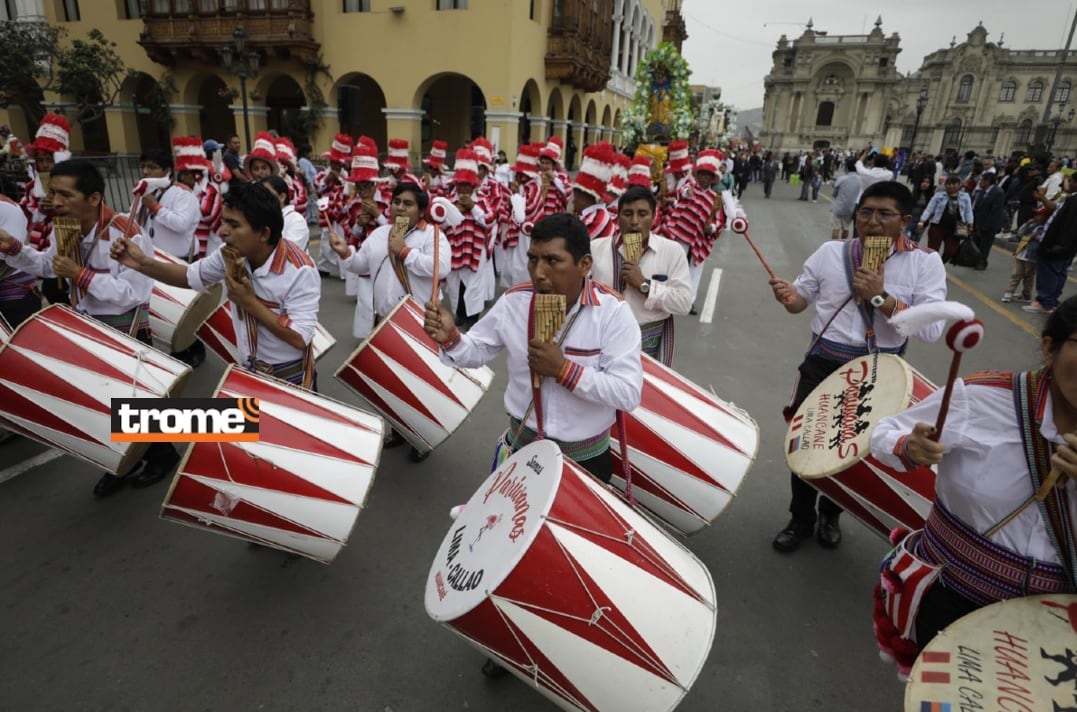 En pasacalle por el Centro Histórico de Lima celebraron 41 años del aniversario del distrito puneño de Unicachi. (Entrevista: Isabel Medina / Foto: Julio Reaño / Trome).