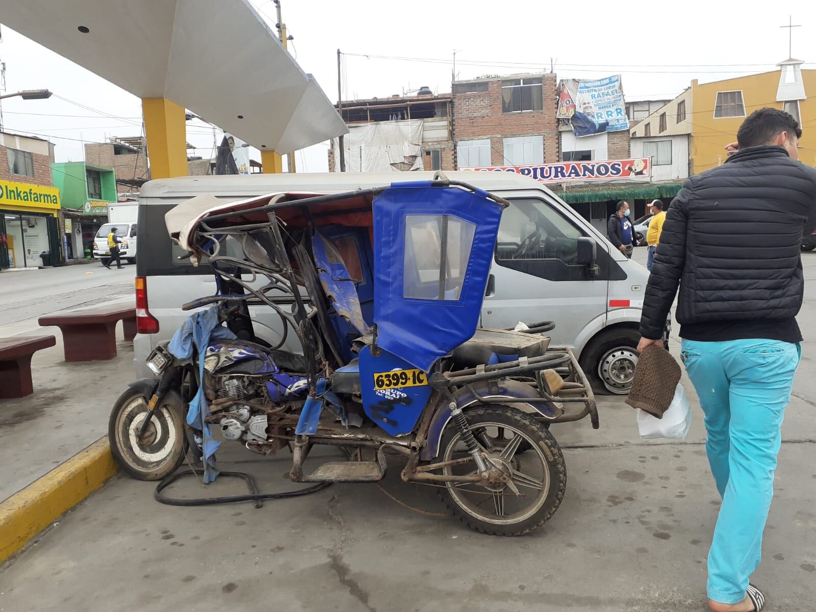 Juan Carlos Germán Chumpitaz (31) y su hijita de cinco años, murieron aplastados cuando una minivan blanca embistió en mototaxi donde se desplazaban, en Lurín. (foto: Mónica Rochabrum/Trome)
