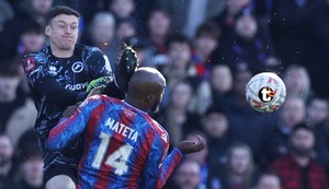 ¡Casi le arranca la cabeza! Arquero envió al hospital a delantero rival con una salvaje patada en el fútbol inglés