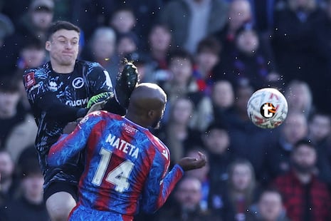 ¡Casi le arranca la cabeza! Arquero envió al hospital a delantero rival con una salvaje patada en el fútb...