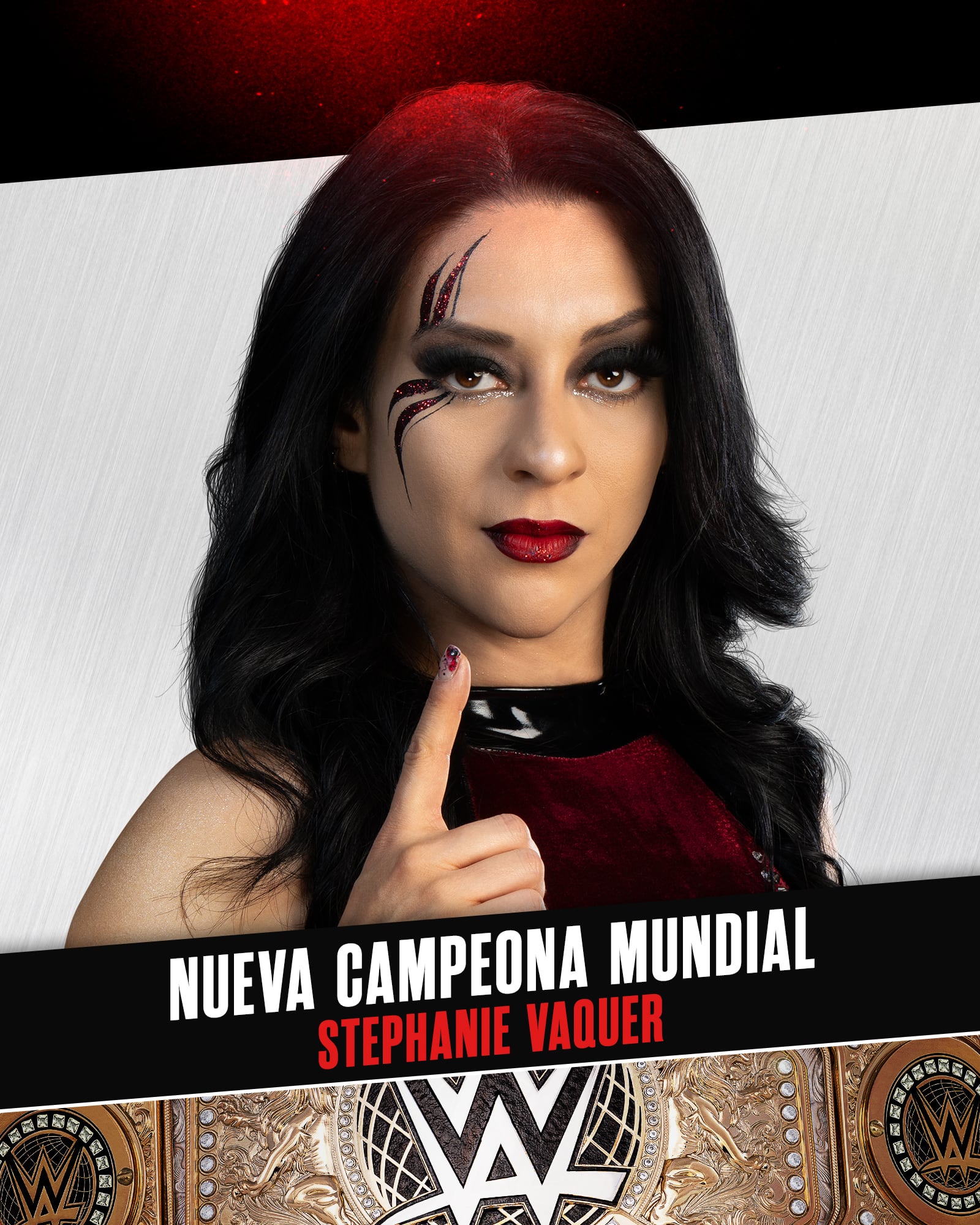 Stephanie Vaquer celebra ante el público de Chile que llegó para el cierre de la gira de WWE en Sudamérica. (WWE)