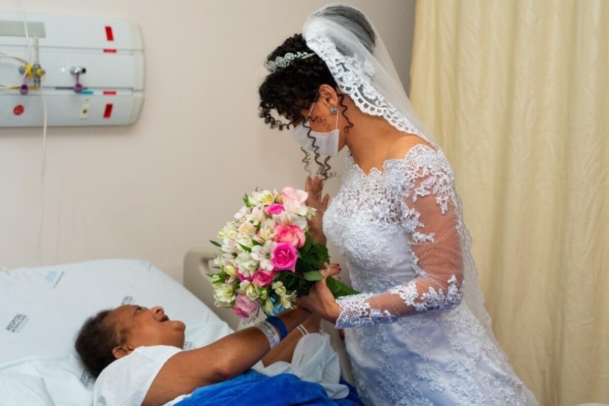Verônica Nunes Carmo visitando a su madre Maria Mônica minutos antes de casarse. (Foto: Fotógrafo Stenyo Gurgel)