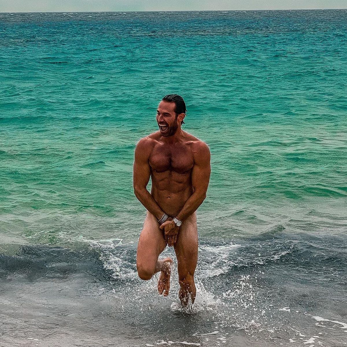 En todas las tomas, el actor no pierde la sonrisa (Foto: Sebastián Rulli / Instagram)