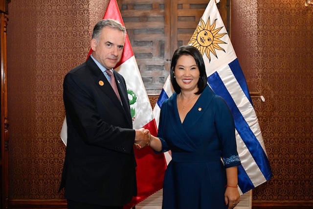 Keiko Fujimori posando previo a su investidura junto al presidente de Uruguay, Yamandú Orsi, este martes en el Palacio de Torre Tagle en Lima (Perú). Foto: EFE/ @CancilleriaPeru