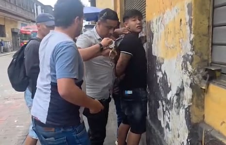 Atrapan a delincuente acusado de robar cámara a turista turco cerca a Palacio de Gobierno | VIDEO