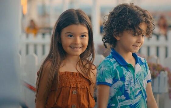 Los protagonistas de “Love Is in the Air” tienen una hija en común, aunque el empresario aún desconoce esto (Foto: MF Yapım)