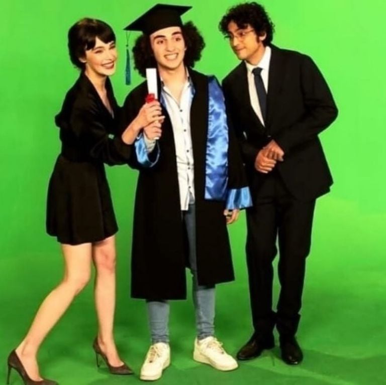 Ali Vefa y Nazli junto a su hijo egresado de la escuela.