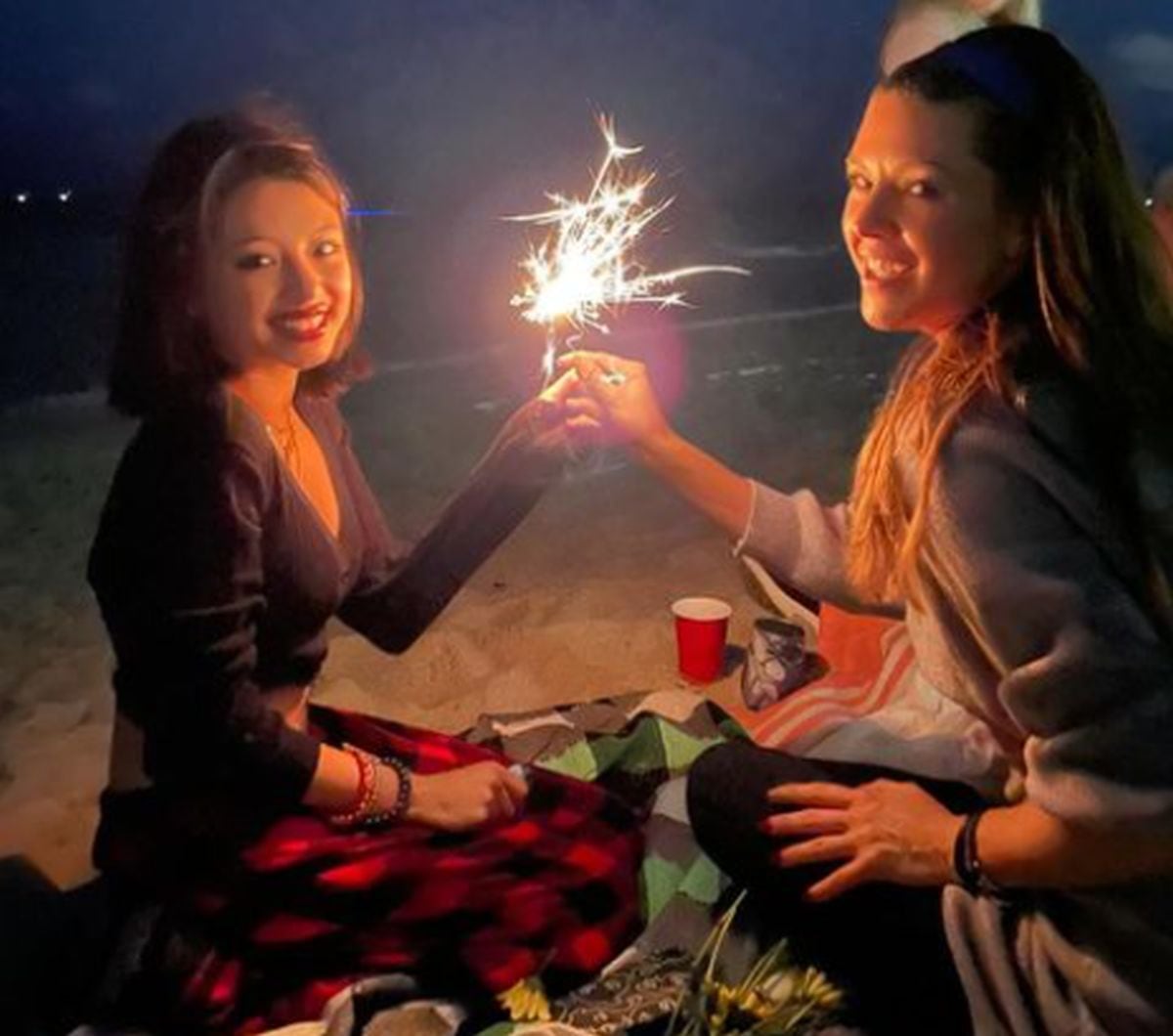 La actriz junto a su hija Dinorah Valentina recibiendo el Año Nuevo 2022. (Foto: Alicia Machado / Instagram)