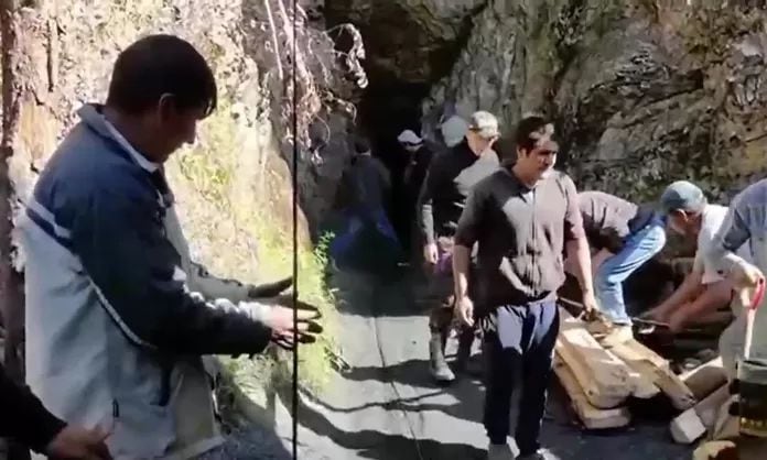 Tres mineros siguen atrapados tras derrumbe en socavón en Chota. Video: Canal N