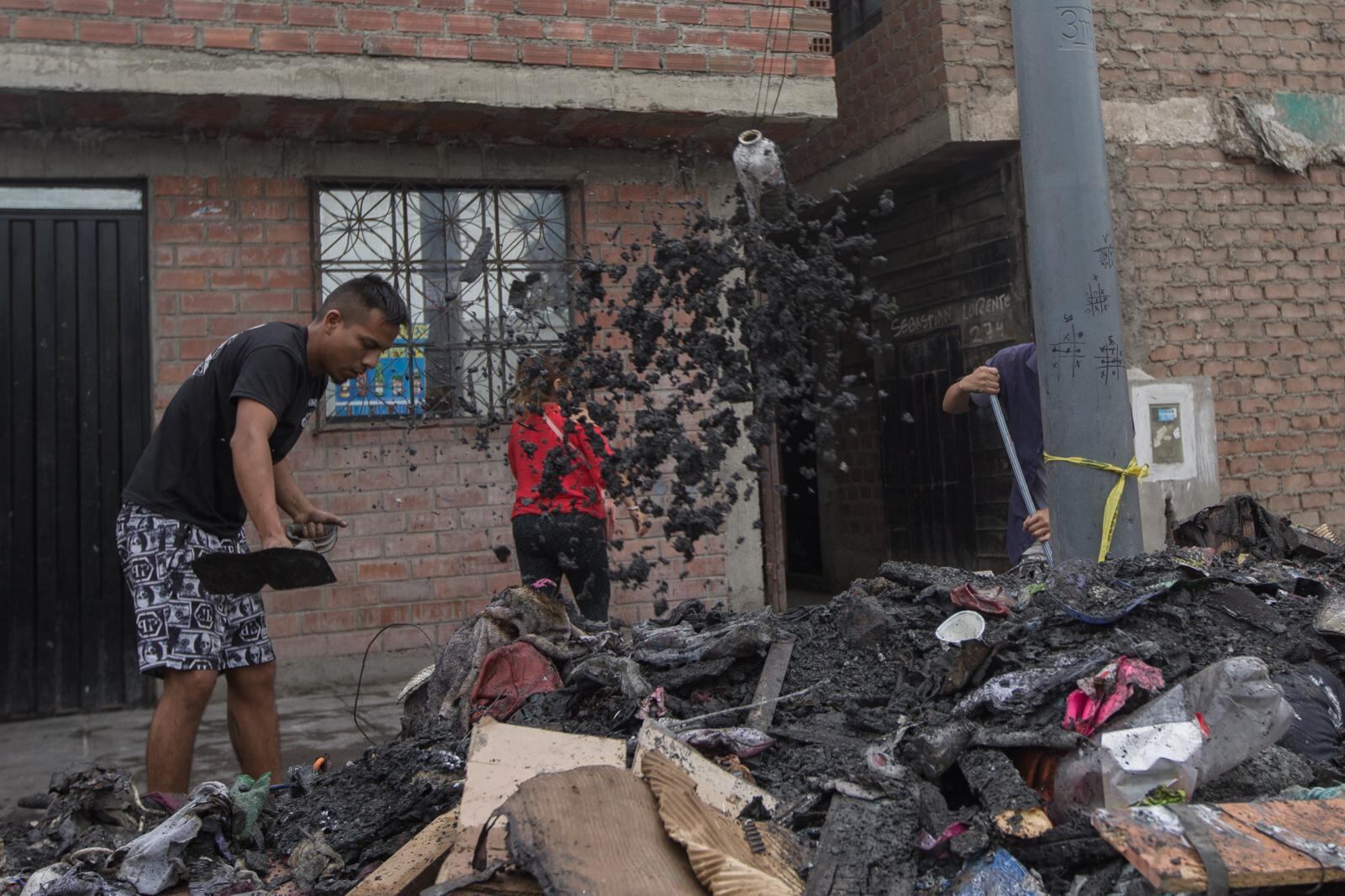 Incendió dejó sin casa a seis familias. | Foto: Andrés Paredes / Diario Trome