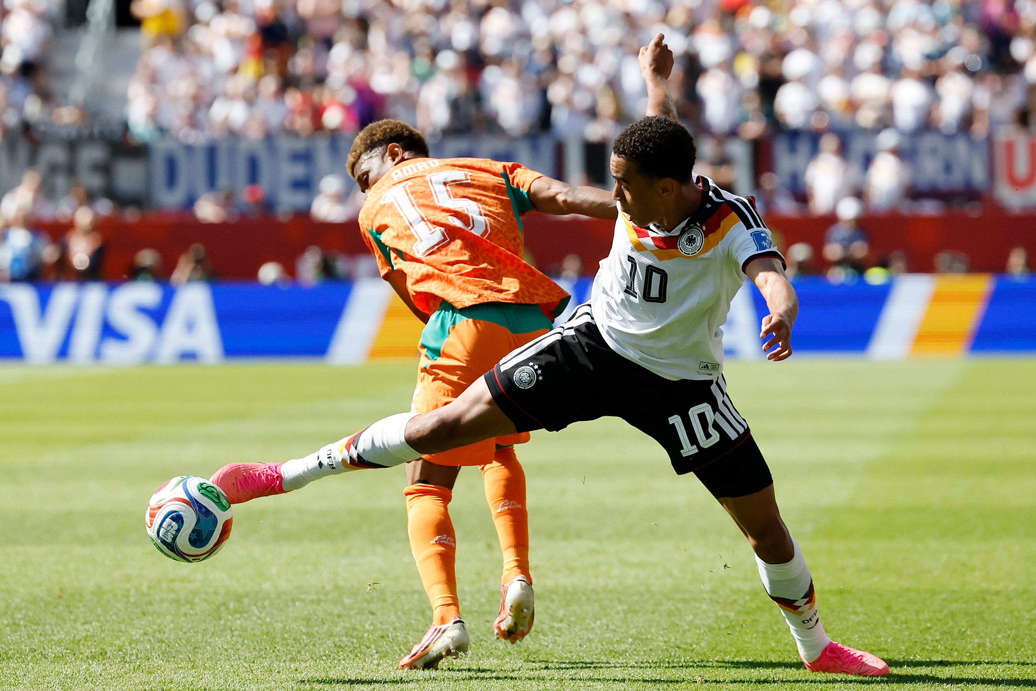 GR6288. TORONTO (CANADÁ), 20/06/2026.- Jamal Musiala (d) de Alemania disputa el balón con Amad Diallo de Costa de Marfil este sábado, en un partido del grupo E del Mundial de la FIFA 2026 entre Alemania y Costa de Marfil en el estadio BMO en Toronto (Canadá). EFE/ Bienvenido Velasco