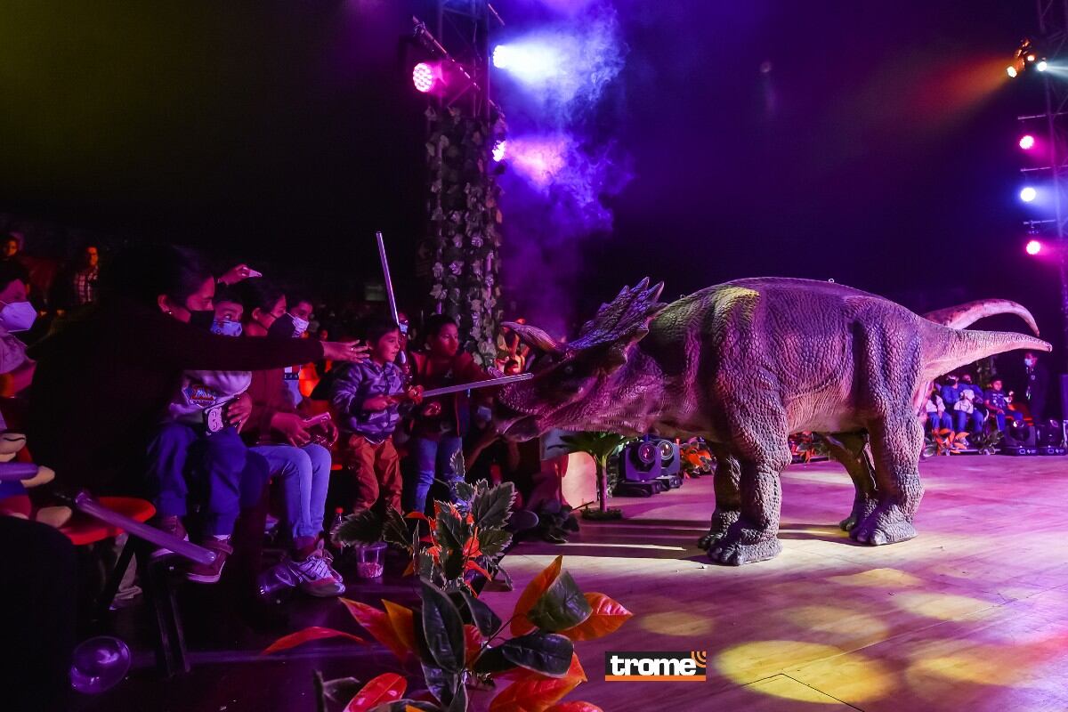 Gran aventura con dinosaurios y lo mejor de las artes escénicas (circo, teatro, danza), un científico, su asistente, un robot, seres jurásicos y más. (Tsaurios / Trome)