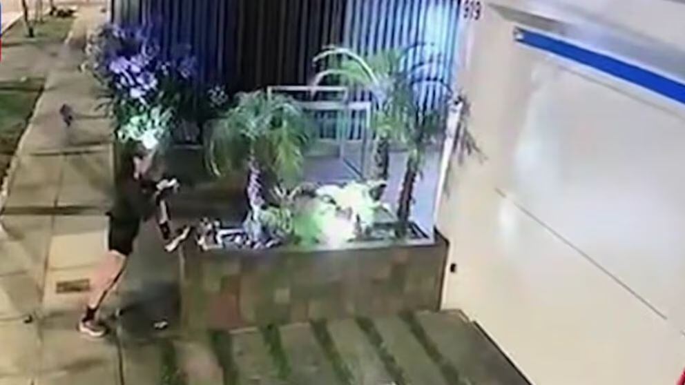 Mujer se detuvo frente a su edificio para estirar y ver su teléfono cuando fue interceptada.