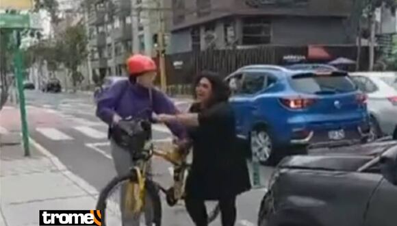 Invade ciclovía y arremete contra ciclista
