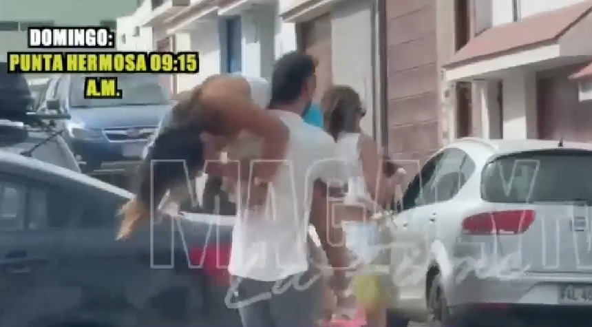 Macarena Vélez es cargada por el aún esposo de la 'Nena' Johana Cubillas.