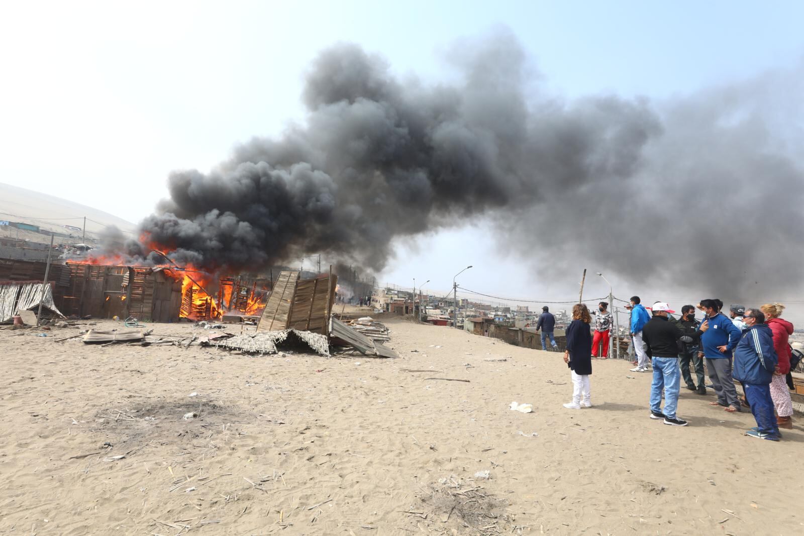 Vecinos de Ancón querían linchar a los asesinos de cinco personas, Quemaron la casa y lanzaron piedras cuando Policía se llevó a detenidos. | Foto: Gonzalo Cördova