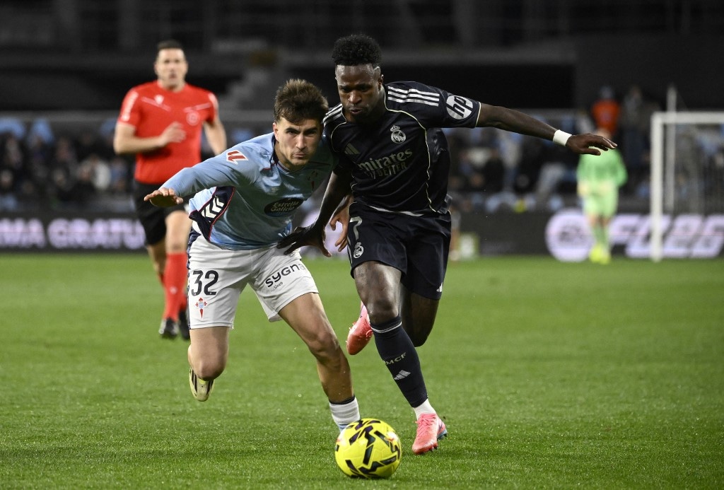 Real Madrid's Brazilian forward #07 Vinicius Junior fights for the ball with Celta Vigo's Spanish defender #32 Javier Rodriguez during the Spanish league football match between Celta Vigo and Real Madrid CF at the Balaidos Stadium in Vigo on March 6, 2026. (Photo by Miguel RIOPA / AFP)
