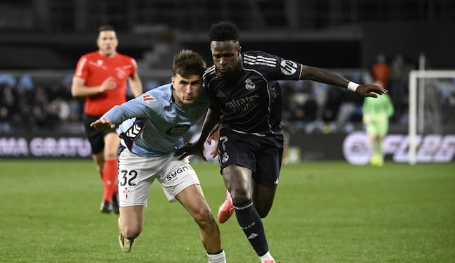 Real Madrid's Brazilian forward #07 Vinicius Junior fights for the ball with Celta Vigo's Spanish defender #32 Javier Rodriguez during the Spanish league football match between Celta Vigo and Real Madrid CF at the Balaidos Stadium in Vigo on March 6, 2026. (Photo by Miguel RIOPA / AFP)