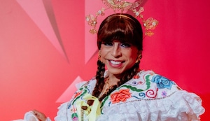 Chola Chabuca la rompió con sus polleras en Los Premios Heat :“Me siento como una Miss y vengo con mi corona”