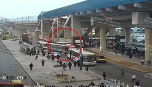 San Juan de Lurigancho: Cámara grabó el choque de bus contra la estación Santa Rosa de la Línea 1 del Metro de Lima | VIDEO