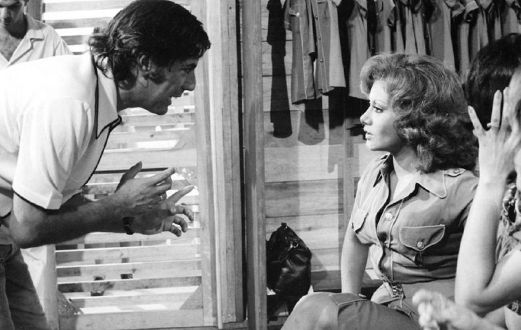 Mario Vargas Llosa instruye a Camucha Negrete en la cinta de “Pantaleón y las visitadoras” de 1975. (Archivo Histórico de El Comercio)