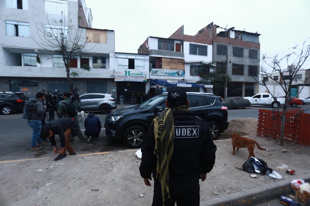 Esta madrugada se allanó una vivienda en el Callao donde se escondían presuntos extorsionadores. Fotos: César Grados/@photo.gec
