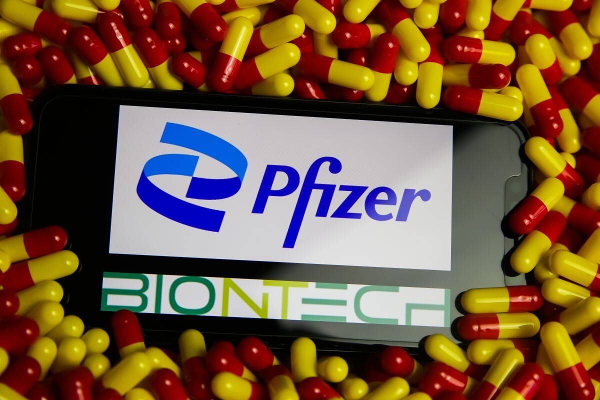 El director ejecutivo de Pfizer, Albert Bourla aseguró que la pastilla contra la COVID-19 "es un auténtico cambio en los esfuerzos globales para detener la devastación de esta pandemia". (Foto: Kena Betancur / AFP)