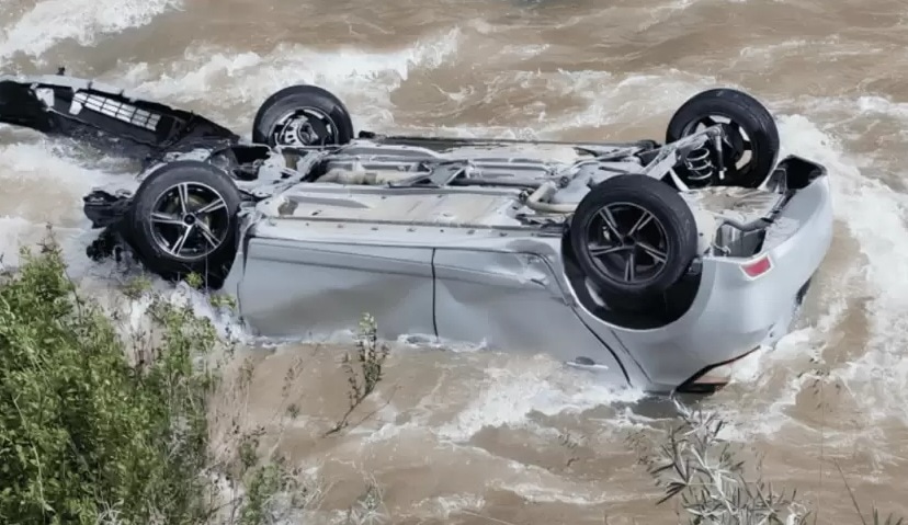 Vehículo con tres ancianos cayó a las aguas del río Rímac. (Foto: Andina)