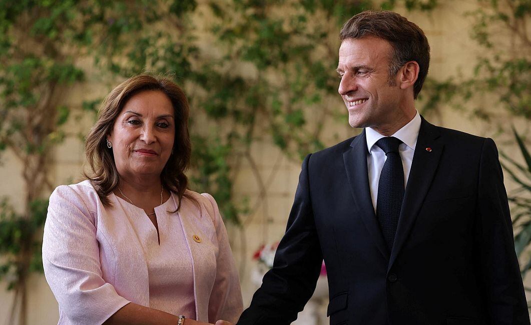 Dina Boluarte y Emmanuel Macron en una reunión bilateral en Francia. (Foto: EFE)