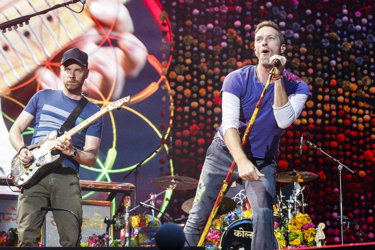 Martin y Coldplay durante un concierto (Foto: AFP)
