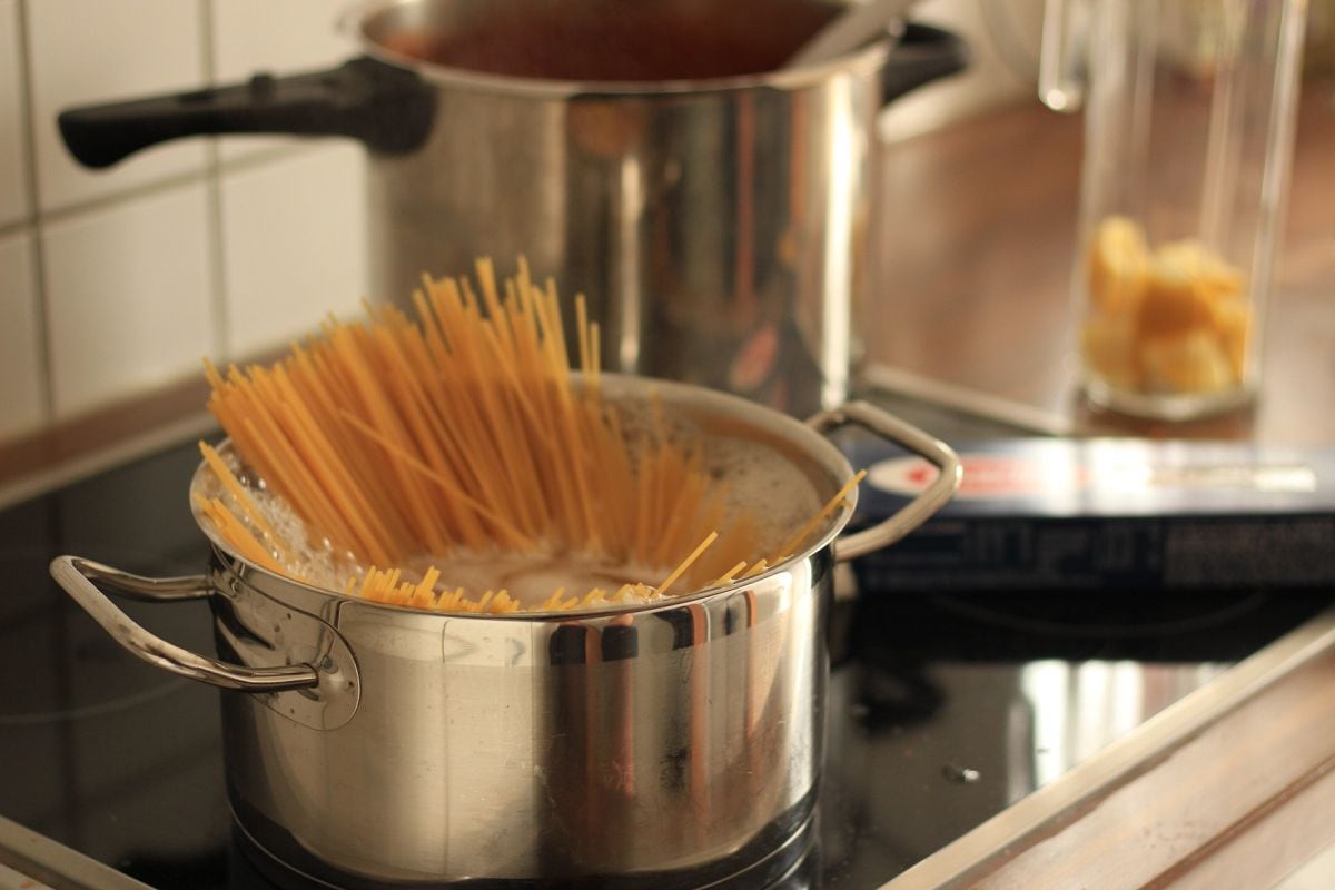 El agua en la que hervimos la pasta se puede reciclar para otros usos. (Foto: Pixabay)