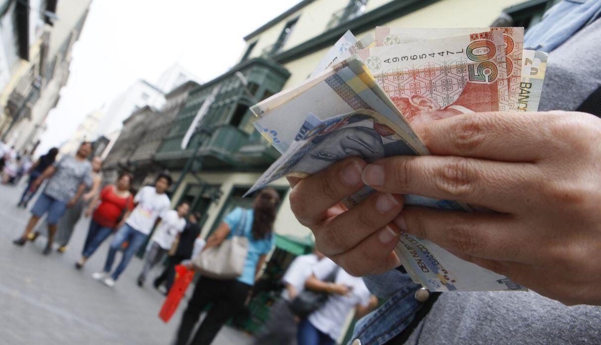 Hasta el 15 de diciembre de 2020, las empresas del sector privado tienen la obligación de depositar la gratificación a todos sus trabajadores contratados (Foto: GEC)