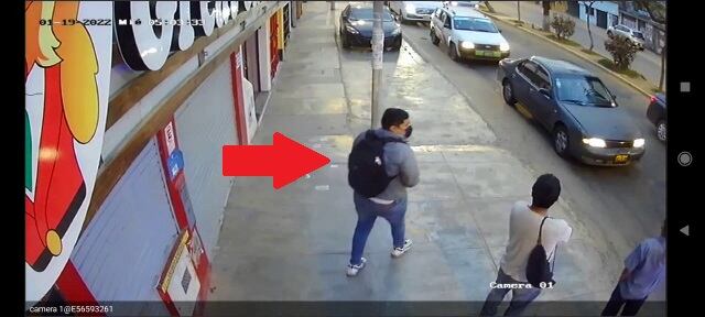 Delincuente se acerca caminando a la combi.