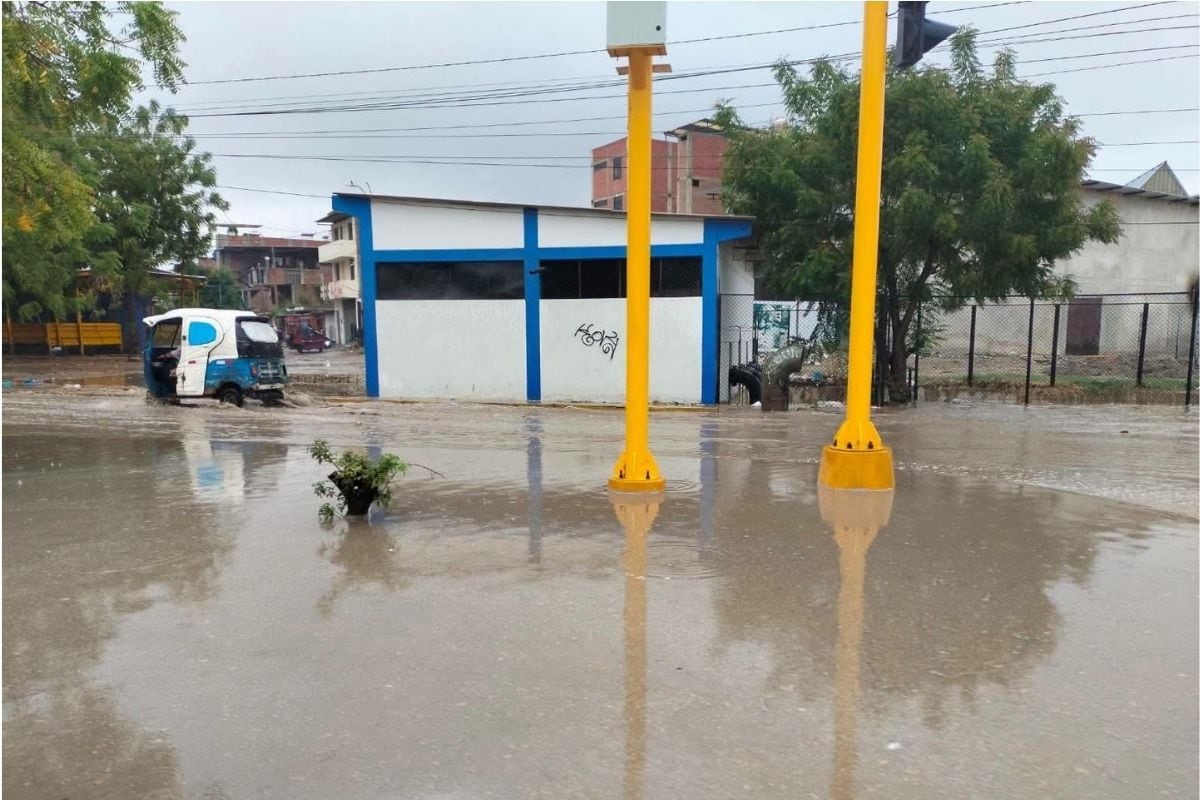Calles de de Piura sufren por lluvias intensas. (Foto @JaimeHerreraCaj)