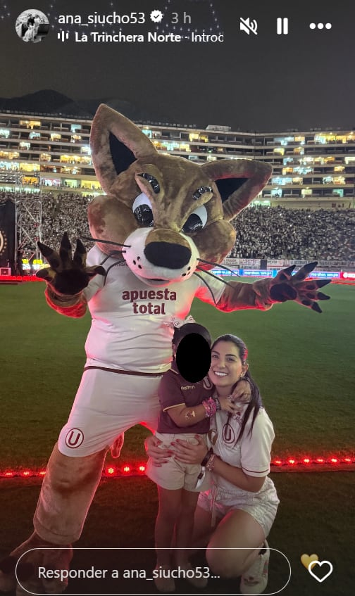 Ana Siucho en la 'Noche Crema' junto a sus hijas, donde Edison Flores fue presentado como jugador de la 'U'.