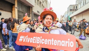 Colorido pasacalle por Bicentenario de la Batalla de Junín en el centro de Lima