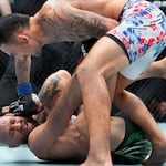 Conor McGregor cae ante Max Holloway en solo un minuto