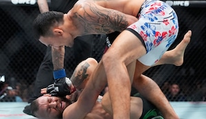 ¡INCREÍBLE! Conor McGregor cae ante Max Holloway en solo un minuto | VIDEO