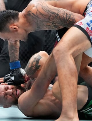 ¡INCREÍBLE! Conor McGregor cae ante Max Holloway en solo un minuto | VIDEO