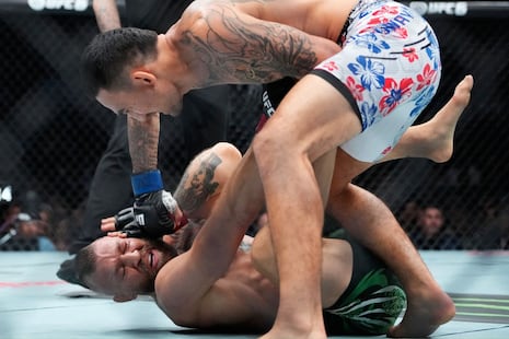 ¡INCREÍBLE! Conor McGregor cae ante Max Holloway en solo un minuto | VIDEO