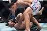 ¡INCREÍBLE! Conor McGregor cae ante Max Holloway en solo un minuto | VIDEO
