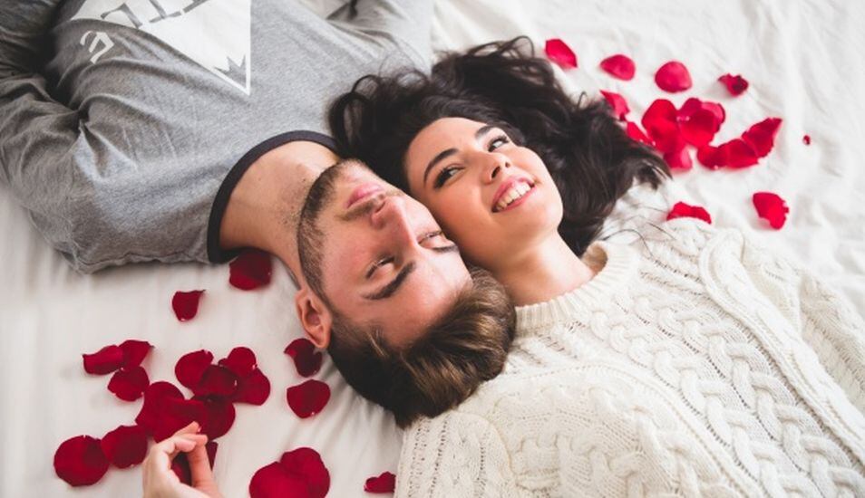 Para la persona romántica, el afecto que se da a la otra persona se presenta en cualquier momento y lugar. (Foto:Freepik)