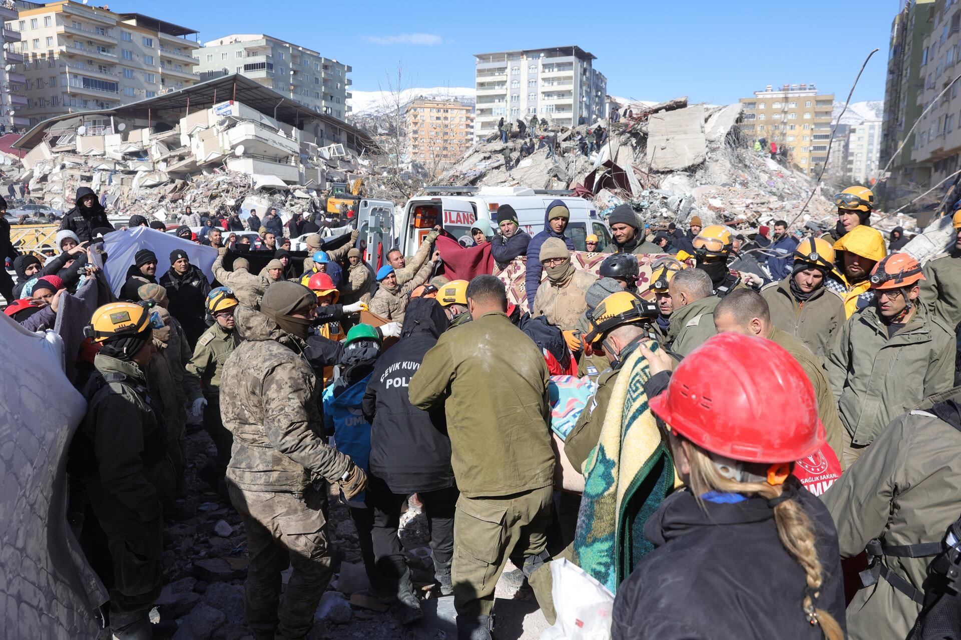 Equipos de rescate israelíes y turcos evacúan a un hombre de un edificio derrumbado en la ciudad de Kahramanmaras, sureste de Turquía, (Foto: ABIR SULTAN EFE/EPA)