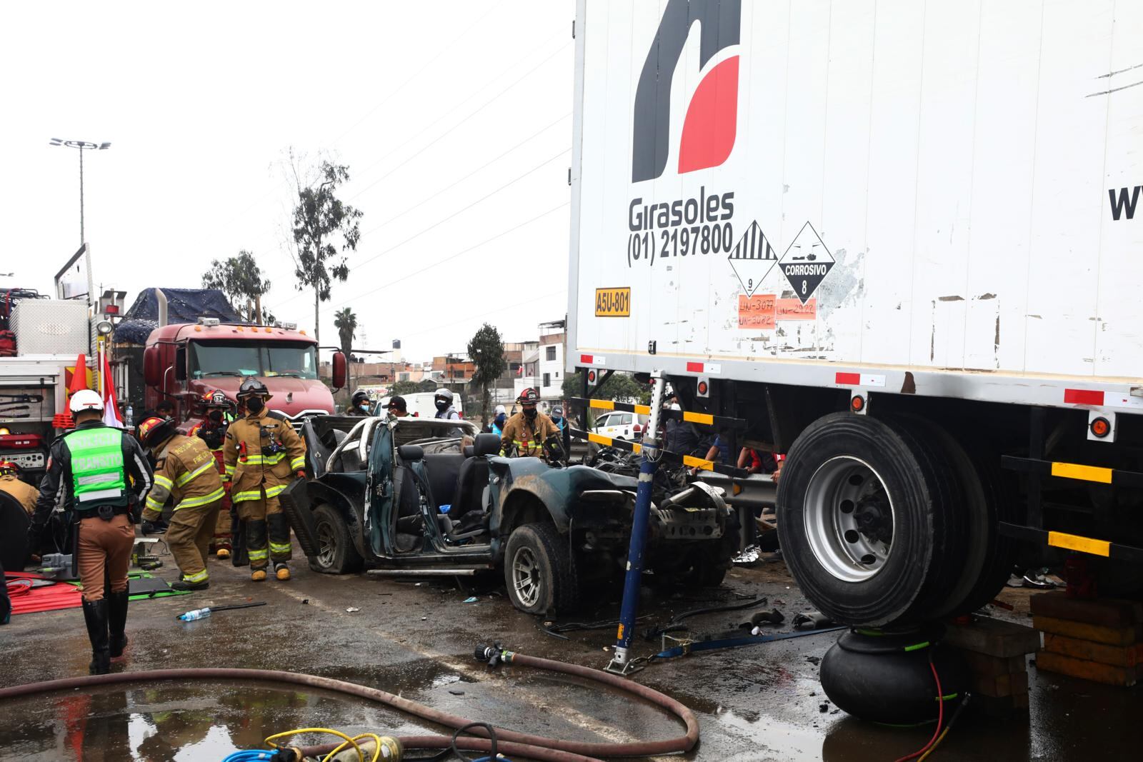 Vehículo fue aplastado por estos dos vehículos. | Foto: Gonzalo Córdova
