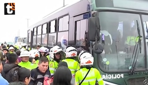 Paro de transportistas en Lima: buses de la PNP trasladan a pasajeros en distintos distritos