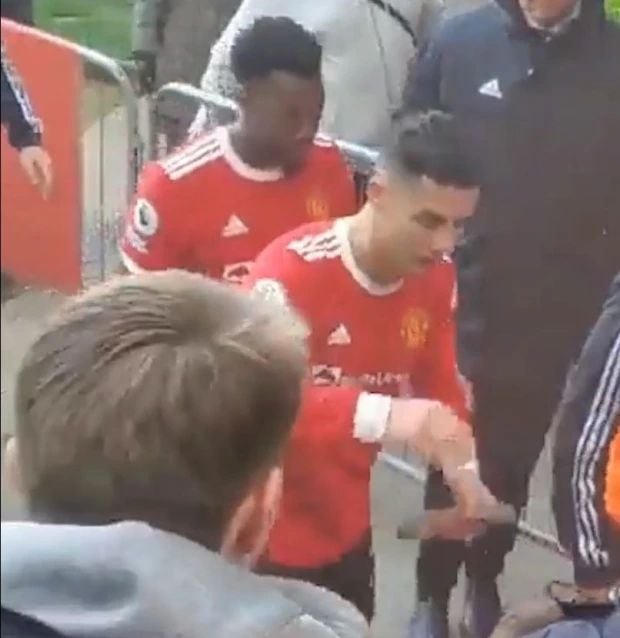 Cristiano Ronaldo tira el piso el celular de un niño. (Foto: Captura)