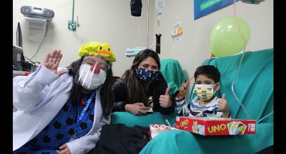 PayaSOS de Emergencia visitan a niños que reciben quimioterapia en el Hospital Sabogal y los ayudan a continuar su tratamiento. (EsSalud)