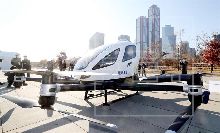 Seoul (Korea, Republic Of), 11/11/2020.- The EH216 drone taxi made by Chinese pilotless air taxi firm Ehang
prepares to take off at the transport ministry's event to test an unmanned air taxi service in Yeouido, western Seoul, 11 November 2020, for the commercialization of urban air mobility services in 2025. (Corea del Sur, Seúl) EFE/EPA/YONHAP SOUTH KOREA OUT