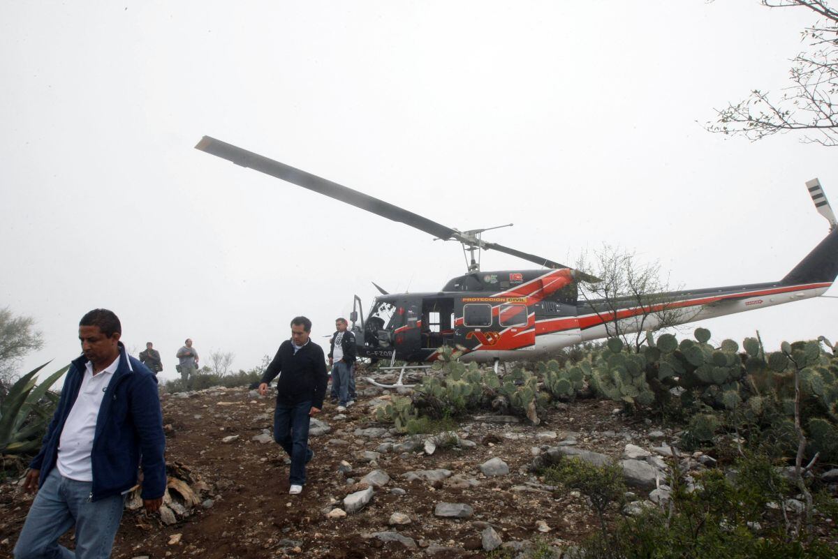 Personal forense busca evidencia en el área donde se estrelló un avión de la cantante mexicano-estadounidense Jenni Rivera, el 10 de diciembre de 2012, cerca de Iturbide, México (Foto: Julio César Aguilar / AFP)