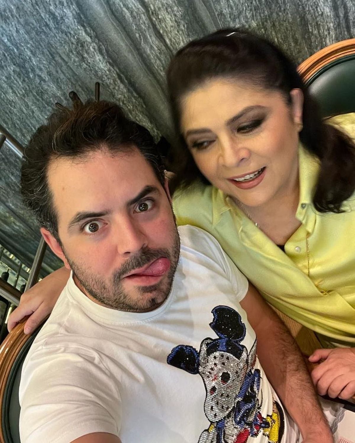 Junto a su madre Victoria, quen tiene otros dos hijos (Foto: José Eduardo Derbez / Instagram)